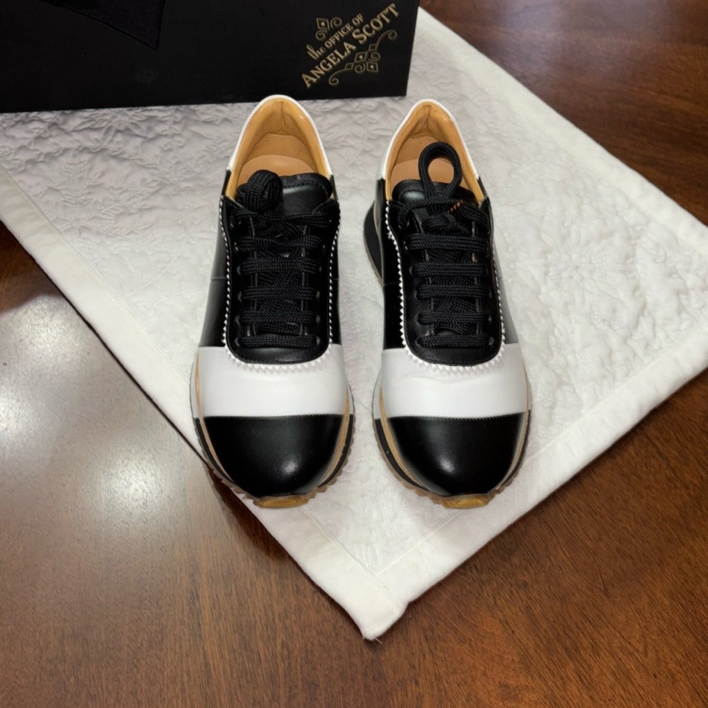 Black & white Italian soft leather

The Quinn Sneaker